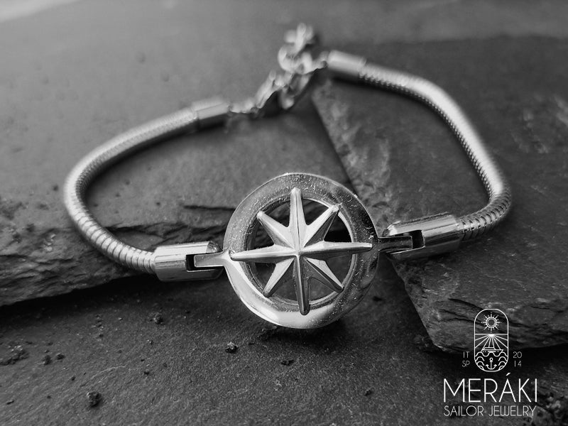 Bracciale dal design nautico realizzato con base snake e charm centrale rosa dei venti dedicato a chi si lascia guidare dalle emozioni e dalle avventure e rappresenta la voglia di viaggiare