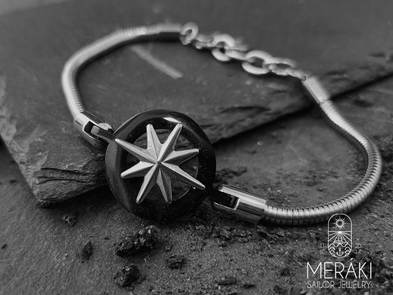 Bracciale dal design nautico realizzato con base snake e charm centrale rosa dei venti dedicato a chi si lascia guidare dalle emozioni e dalle avventure e rappresenta la voglia di viaggiare 