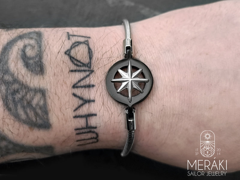 Bracciale con rosa dei venti indossato su polso tatuato WhyNot