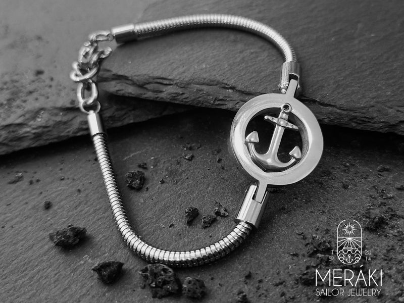 Infinito, profondo, sconfinato e dall’enorme fascino degli abissi marini. Design nautico realizzato in acciaio con base snake e charm centrale ad ancora con ghiera argentata che rendono il bracciale adatto per salpare verso nuove rotte.