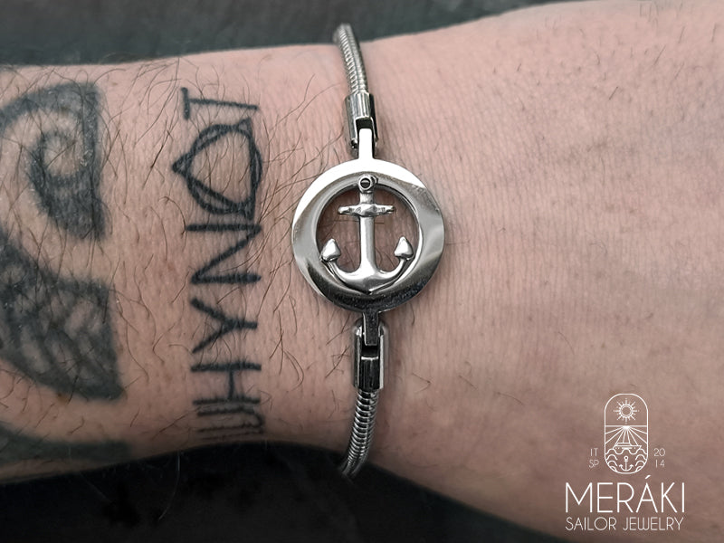 Bracciale snake con ancora in acciaio indossato