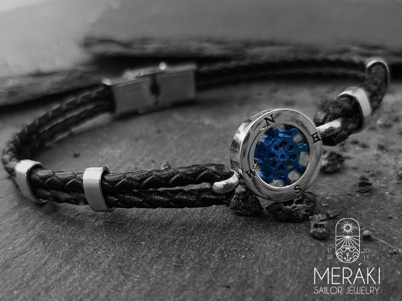 Usando una resistente pelle tressè, il cinturino di questo braccialetto alla moda è molto elegante e abbinato al charm centrale con punti cardinali e timone blu è perfetto per uscire alla sera o il fine settimana.