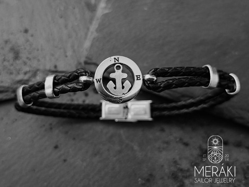 Usando una resistente pelle tressè, il cinturino di questo braccialetto alla moda è molto elegante e abbinato al charm centrale con punti cardinali e ancora argentata è perfetto per uscire alla sera o il fine settimana.