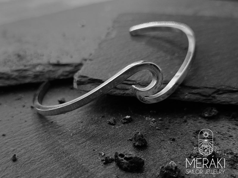 Stiamo cavalcando la stessa onda?  Bracciale rigido in acciaio dal design ad onda del mare