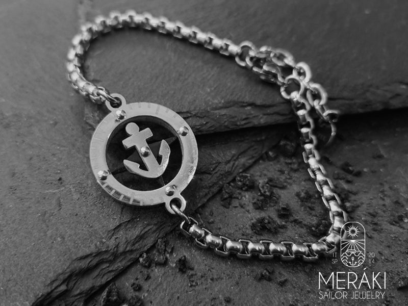 Bracciale con ancora deliziosamente dettagliata e la sua bussola di accompagnamento nera sono il sogno di ogni viaggiatore. L'ancora argentata ruota liberamente sulla bussola.
