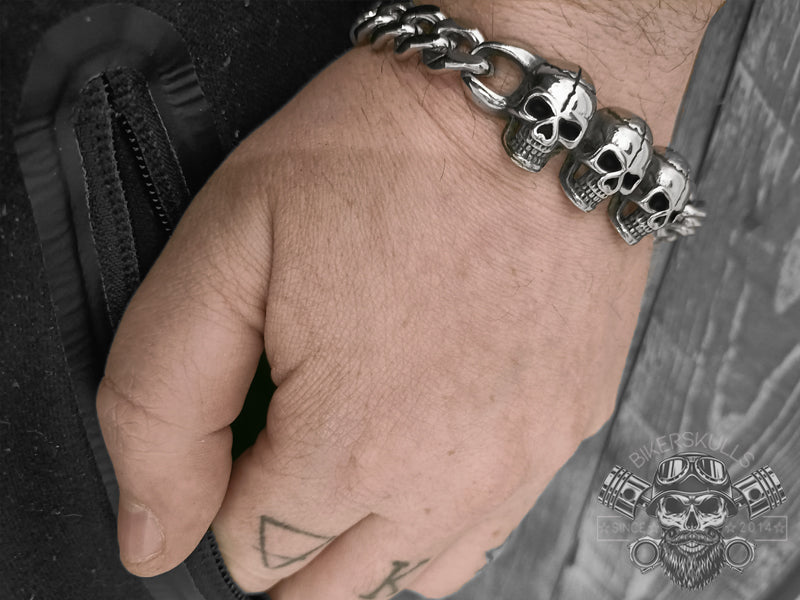 Biker Skulls bracciale a catena con teschi in acciaio inossidabile indossato con tattoo