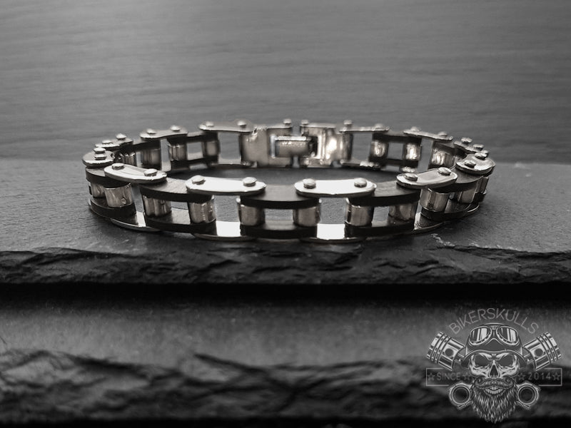 E' realizzato in acciaio inossidabile e potrà essere un bellissimo e apprezzatissimo regalo per tutti gli appassionati di moto.