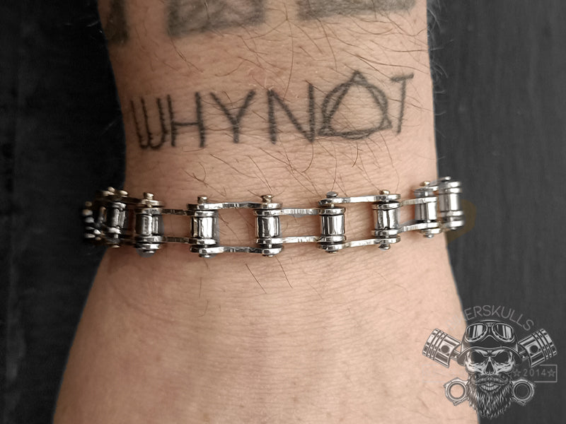 Il bracciale Bike chain è un elemento di raccordo, di unione, di resistenza, imprescindibile per le moto-bici. 