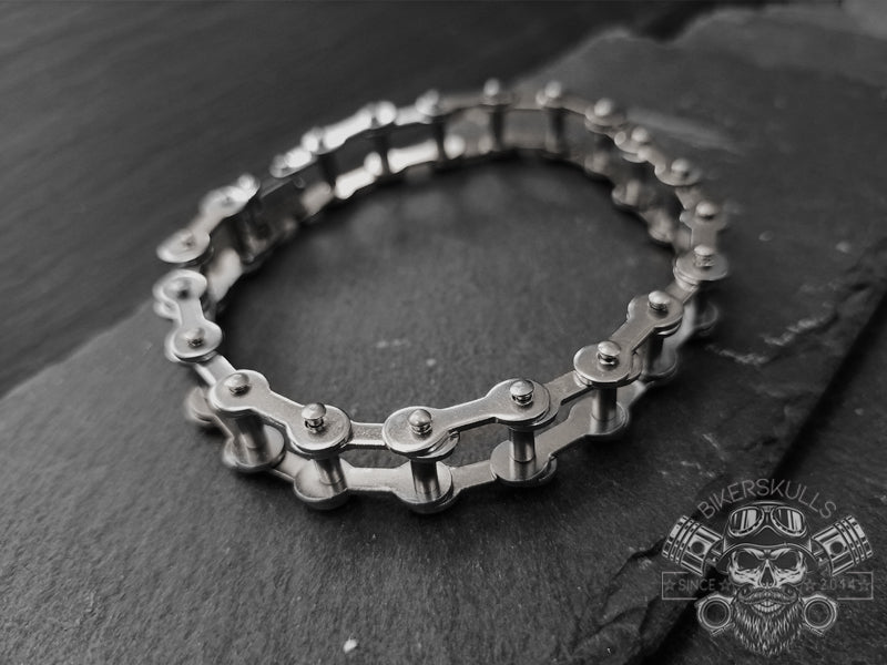 Simbolo di forza, resistenza, caparbietà, è il complemento giusto per chi non ha paura di “sporcarsi le mani” per raggiungere il proprio obiettivo, che sia il sostentamento o un traguardo lavorativo, personale.