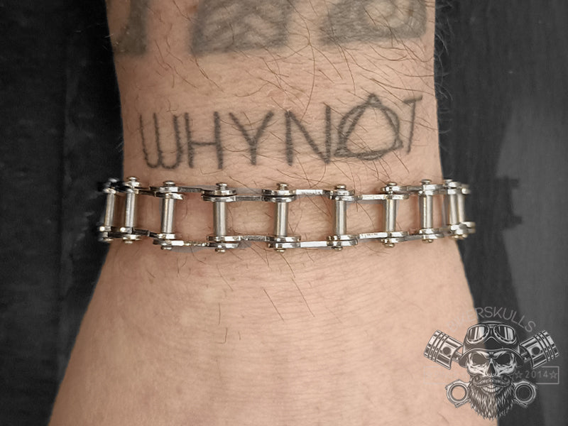 Il bracciale Bike chain è un elemento di raccordo, di unione, di resistenza, imprescindibile per le moto-bici. 