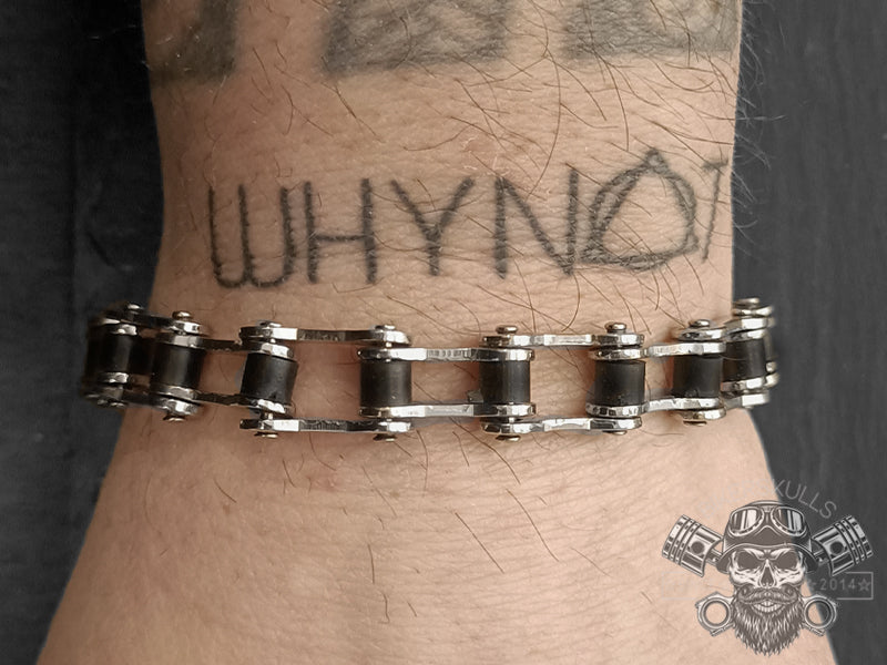 Il bracciale Bike chain è un elemento di raccordo, di unione, di resistenza, imprescindibile per le moto-bici. 