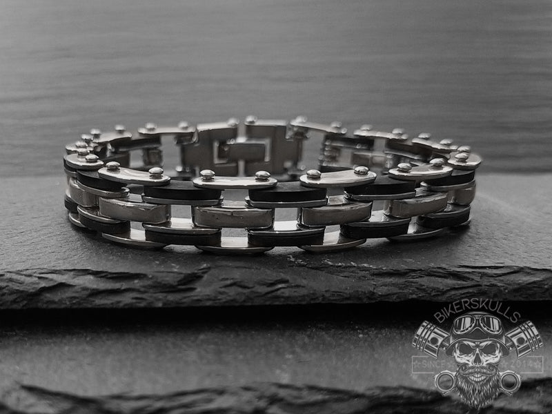 Il bracciale Bike chain è un elemento di raccordo, di unione, di resistenza, imprescindibile per le moto-bici. 