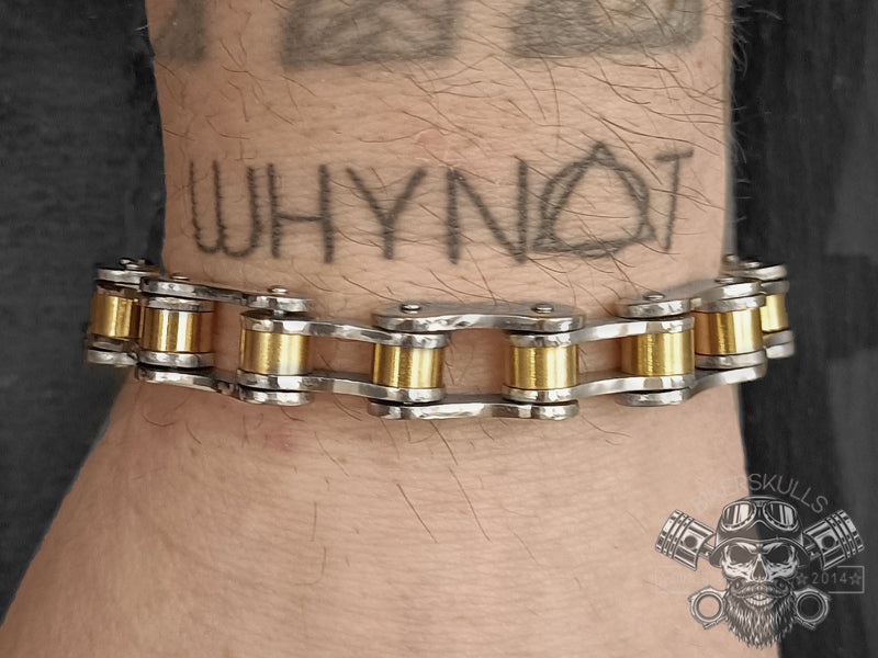 Il bracciale Bike chain è un elemento di raccordo, di unione, di resistenza, imprescindibile per le moto-bici. 