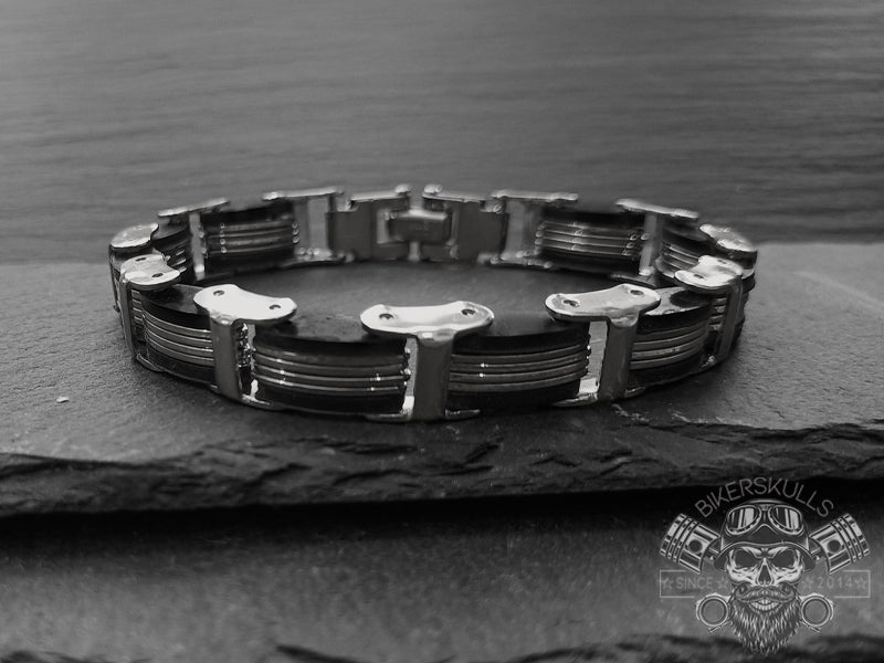 Il bracciale Bike chain è un elemento di raccordo, di unione, di resistenza, imprescindibile per le moto-bici. 