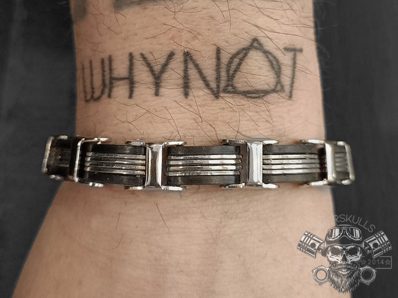 Il bracciale Bike chain è un elemento di raccordo, di unione, di resistenza, imprescindibile per le moto-bici. 