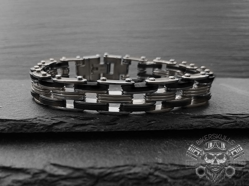 Il bracciale Bike chain è un elemento di raccordo, di unione, di resistenza, imprescindibile per le moto-bici. 