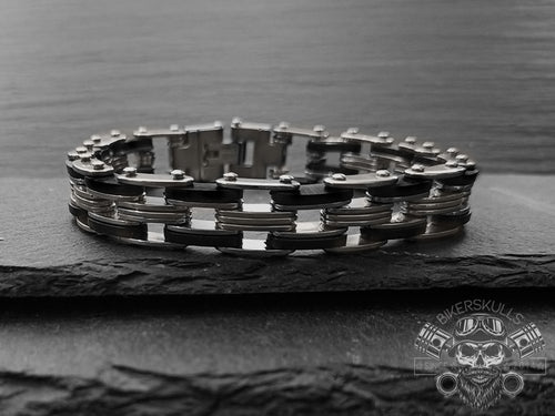 Il bracciale Bike chain è un elemento di raccordo, di unione, di resistenza, imprescindibile per le moto-bici. 