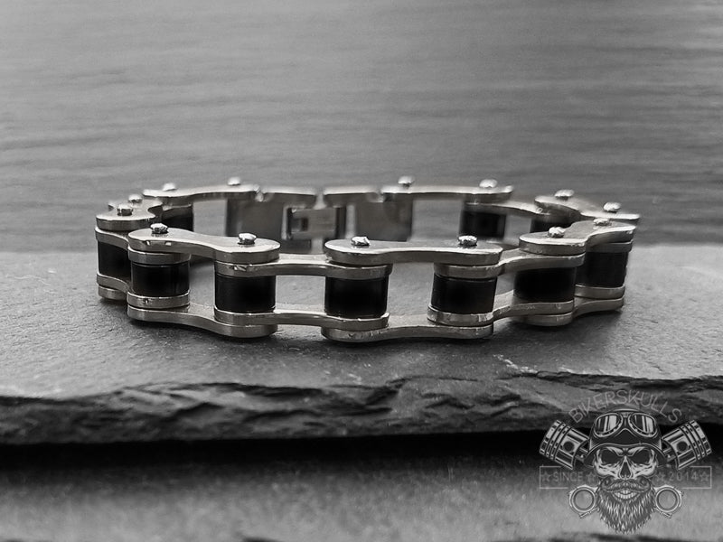 Il bracciale Bike chain è un elemento di raccordo, di unione, di resistenza, imprescindibile per le moto-bici. 