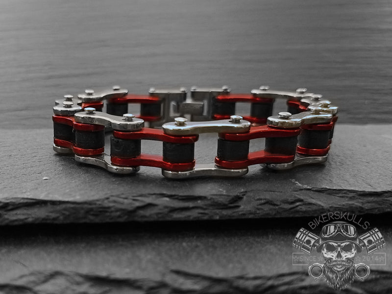 Il bracciale Bike chain è un elemento di raccordo, di unione, di resistenza, imprescindibile per le moto-bici. 