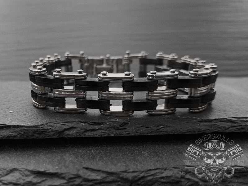 Il bracciale Bike chain è un elemento di raccordo, di unione, di resistenza, imprescindibile per le moto-bici. 