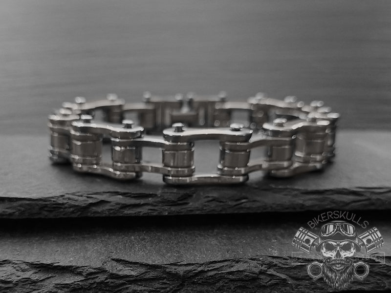 Il bracciale Bike chain è un elemento di raccordo, di unione, di resistenza, imprescindibile per le moto-bici. 