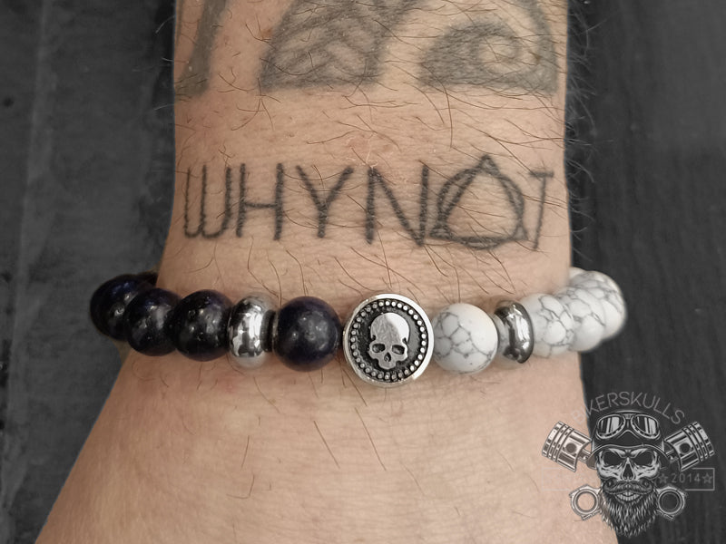 L'oggetto è frutto di un accurato lavoro artigianale ed è caratterizzato da pietre naturali le cui inclusioni e imperfezioni non sono altro che marchi di autenticità.