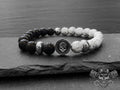 Elegante e raffinato bracciale da uomo realizzato con pietre naturali di Onice nera e Howlite. A completamento del bracciale il charm centrale rotondo con teschio in acciaio inossidabile