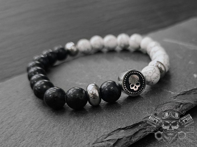 Il bracciale è impreziosito dalla presenza di tre perline e il charm il charm centrale rotondo con teschio in acciaio inossidabile