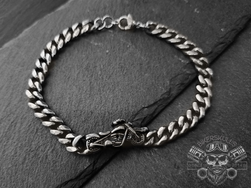 Bracciale a maglia con charm centrale biker da uomo che rappresenta una motocicletta con dettagli semplicemente sbalorditivi.