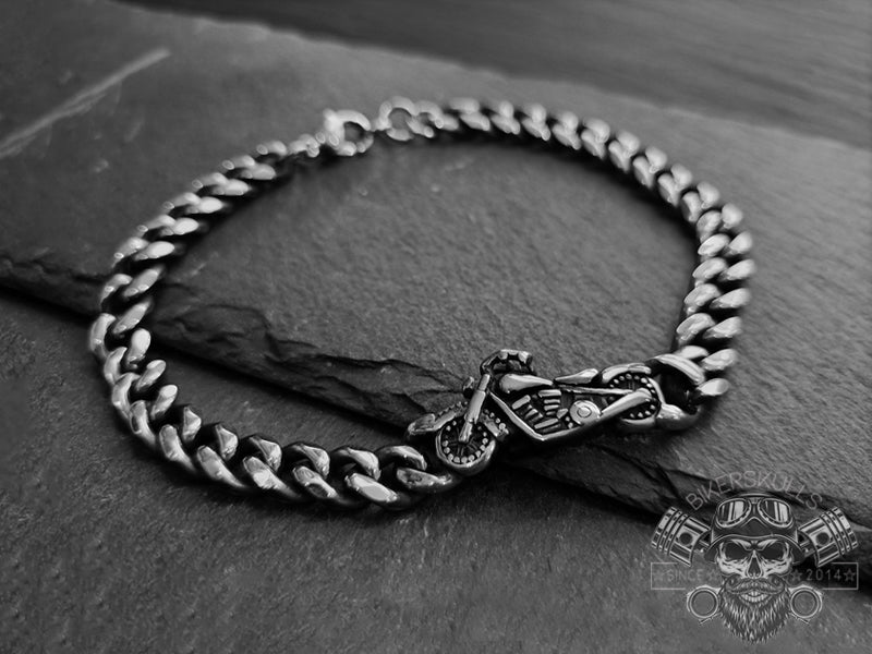 Questo bracciale è l'ideale per i motociclisti stile harley e le atmosfere californiane.