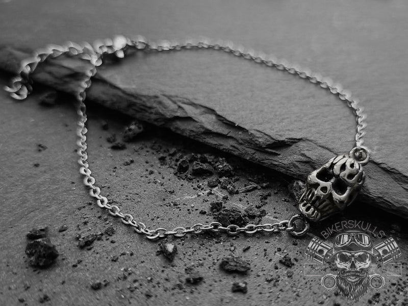 Esprimi la motociclista che è in te con questo bracciale audace, che si abbina bene ad accessori in pelle e all'abbigliamento casual, realizzato in acciaio con un teschio fiammeggiante centrale.