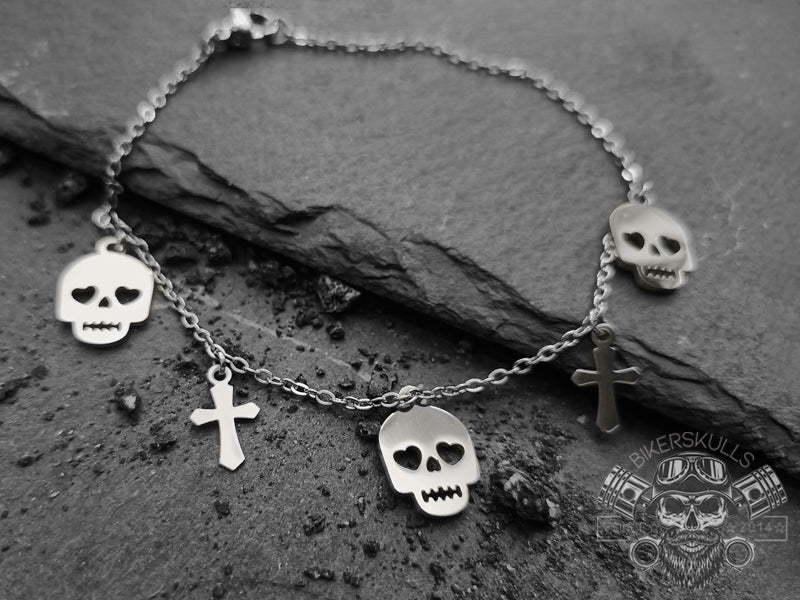 Bracciale Minosse con teschi e croci in acciaioI dettagli più piccoli hanno il massimo impatto. In tal caso, questo bracciale con teschi e croci fa una grande impressione.