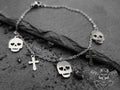 Bracciale Minosse con teschi e croci in acciaioI dettagli più piccoli hanno il massimo impatto. In tal caso, questo bracciale con teschi e croci fa una grande impressione.