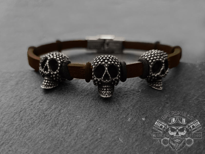 Un audace bracciale con un design 3D unico, che si abbina bene a ensemble casual e formali. L'estetica maschile di questo bracciale fa riferimento sia al design messicano che a quello punk, rendendolo un punto focale elegante per qualsiasi outfit, realizzato con cordino in vera pelle e charms in acciaio