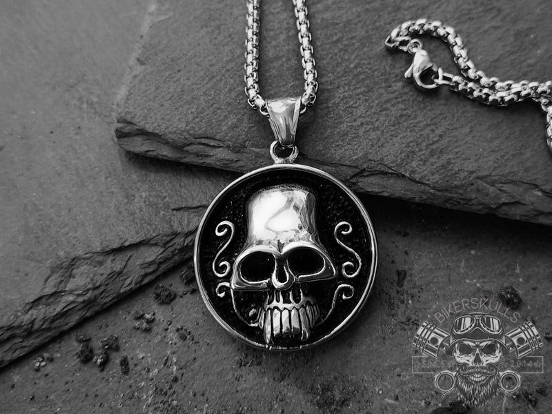 Questo ciondolo raffigurante un teschio, oltre ad essere un macabro richiamo alla nostra mortalità rappresenta anche una dichiarazione di stile dura a morire. Realizzato in acciaio inossidabile 100% che garantisce una solidità e resistenza fuori dal comune.