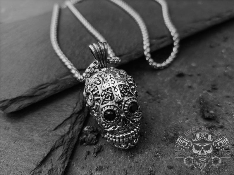 Collana con ciondolo raffigurante un teschio messicano con occhi neri