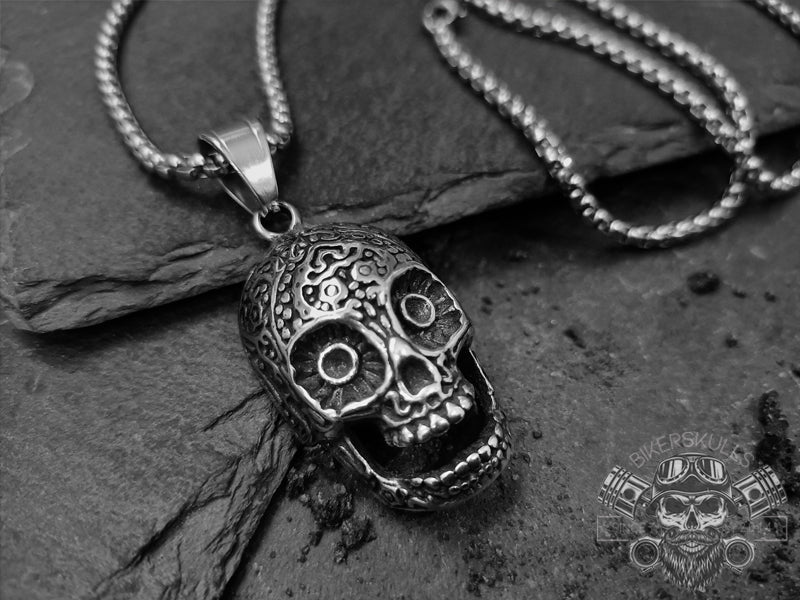 Collana con ciondolo a forma di teschio realizzato in solido acciaio inossidabile e rifinito con dettagli neri che caratterizzano la sua espressione.
