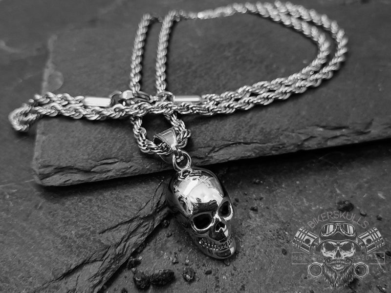 Questa collana con teschio darà un istantaneo tocco di stile al tuo look.  Il pendente è realizzato con acciaio inossidabile 316L e si fissa su una collana a corda anch'essa in acciaio inossidabile 316L  Indossa questa collana come promemoria per vivere senza paura.