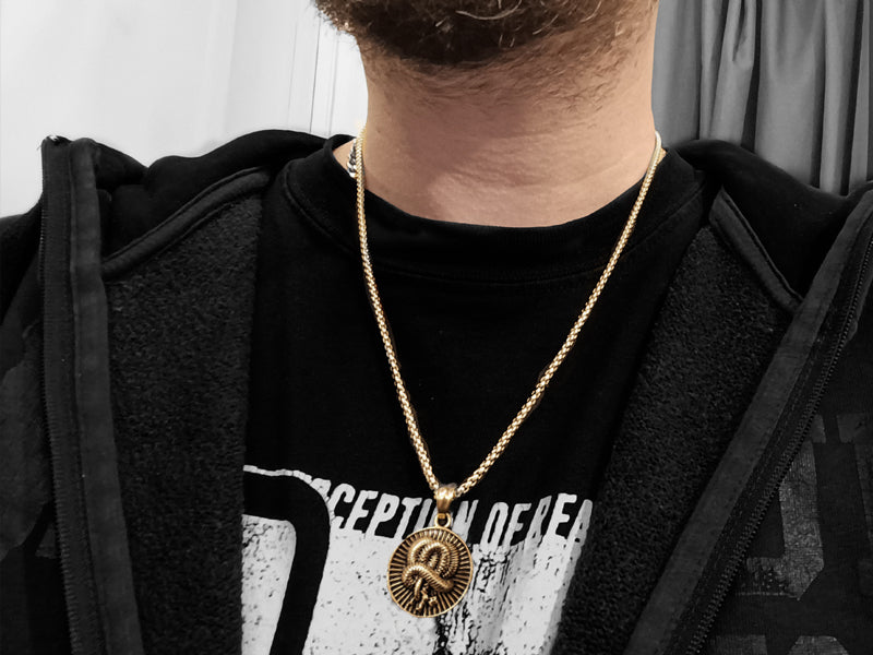 Collana in acciaio dorato Punk Coiled Snake con serpente gotico arrotolato da uomo.