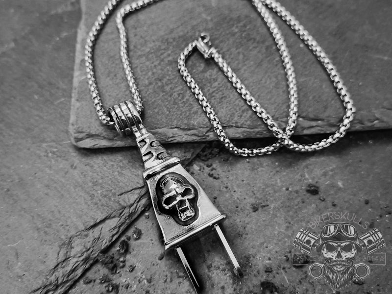 Il pendente 3D raffigurante una spina elettrica con teschio è realizzato con acciaio inossidabile 316L e si fissa su una collana a maglia box anch'essa in acciaio inossidabile 316L