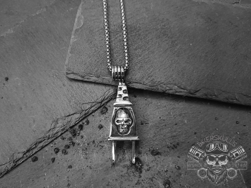 Questa collana con teschio darà un istantaneo tocco di stile gotico al tuo look.