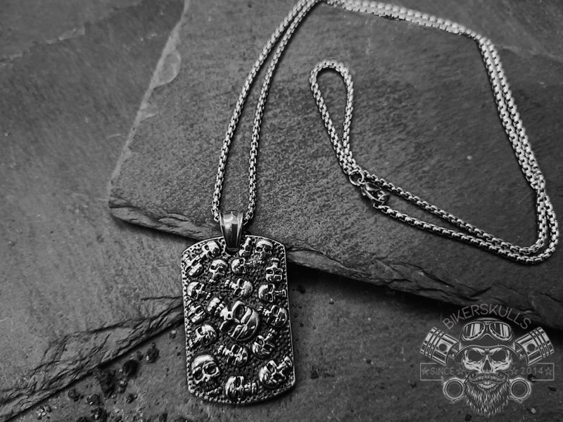 Collana Graveyard in acciaio con piastrina e teschi