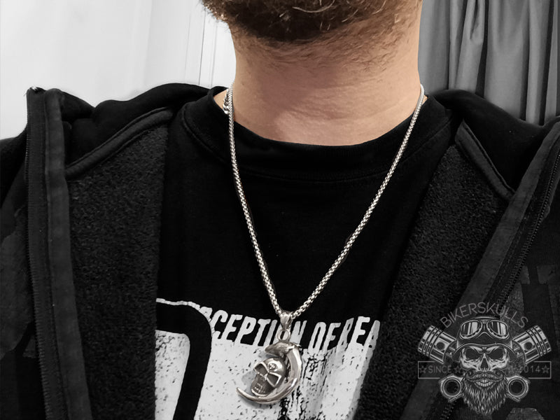 Aggiungi un tocco di stile al tuo look con questa bella collana alla moda.