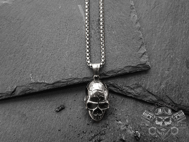 Per i Celti, il teschio era considerato un amuleto dal potere sacro che immunizza chi lo indossa dalle forze del male e gli dà salute e prosperità. Collana con pendente a teschio gotico da uomo con robusta catena di corda, che combina il design del teschio all'elemento moderno, si adatta a qualsiasi occasione e outfit