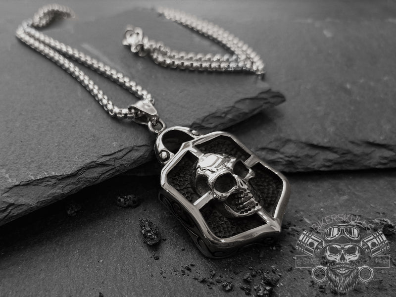 Collana con ciondolo design teschio argentato con dettagli a contrasto in nero