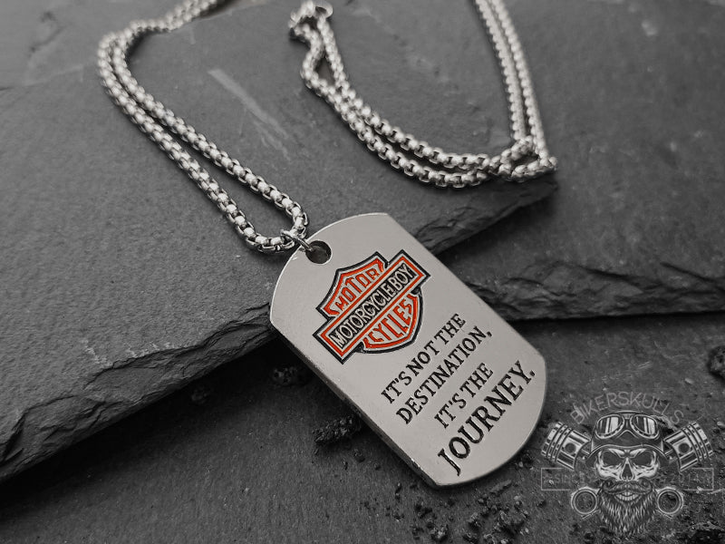 collana caratterizzata da una piastrina con incisa la frase "It's not the destination, it's the Journey". Il pendente viene bloccato da una robusta catena in abbinament
