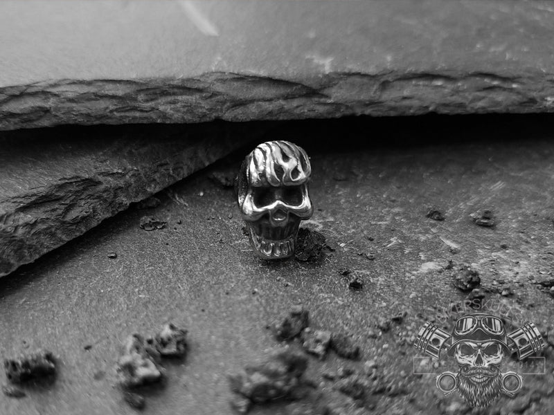 Mono orecchino Kirin con teschio fiammeggiante in acciaio