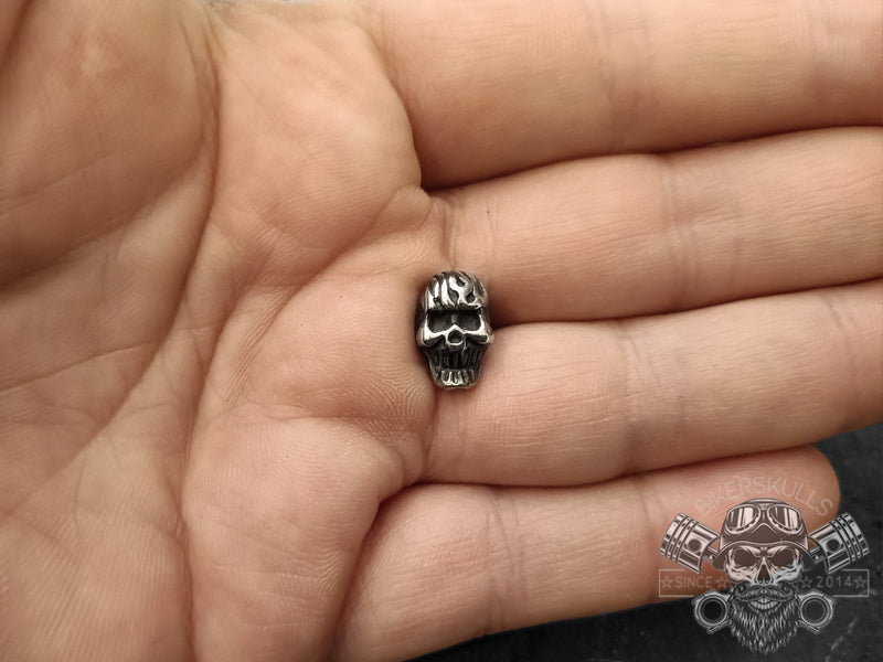 Orecchino bikerskulls kirin in acciaio con teschio fiammeggiante