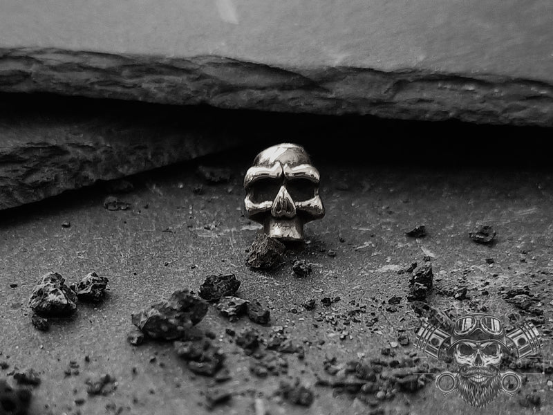 Orecchino rappresentante un teschio molto dettagliato sulla parte frontale, con occhi neri e profondi che risaltano sul colore argento lucido e brillante ed è realizzato in acciaio