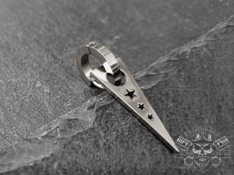 Il triangolo è un simbolo leggendario che rappresenta l'equilibrio e la saggezza ed abbinato alla luce, la speranza, l'energia e l'eternità delle stelle rendono questo orecchino un must have per rendere unico il tuo outfit